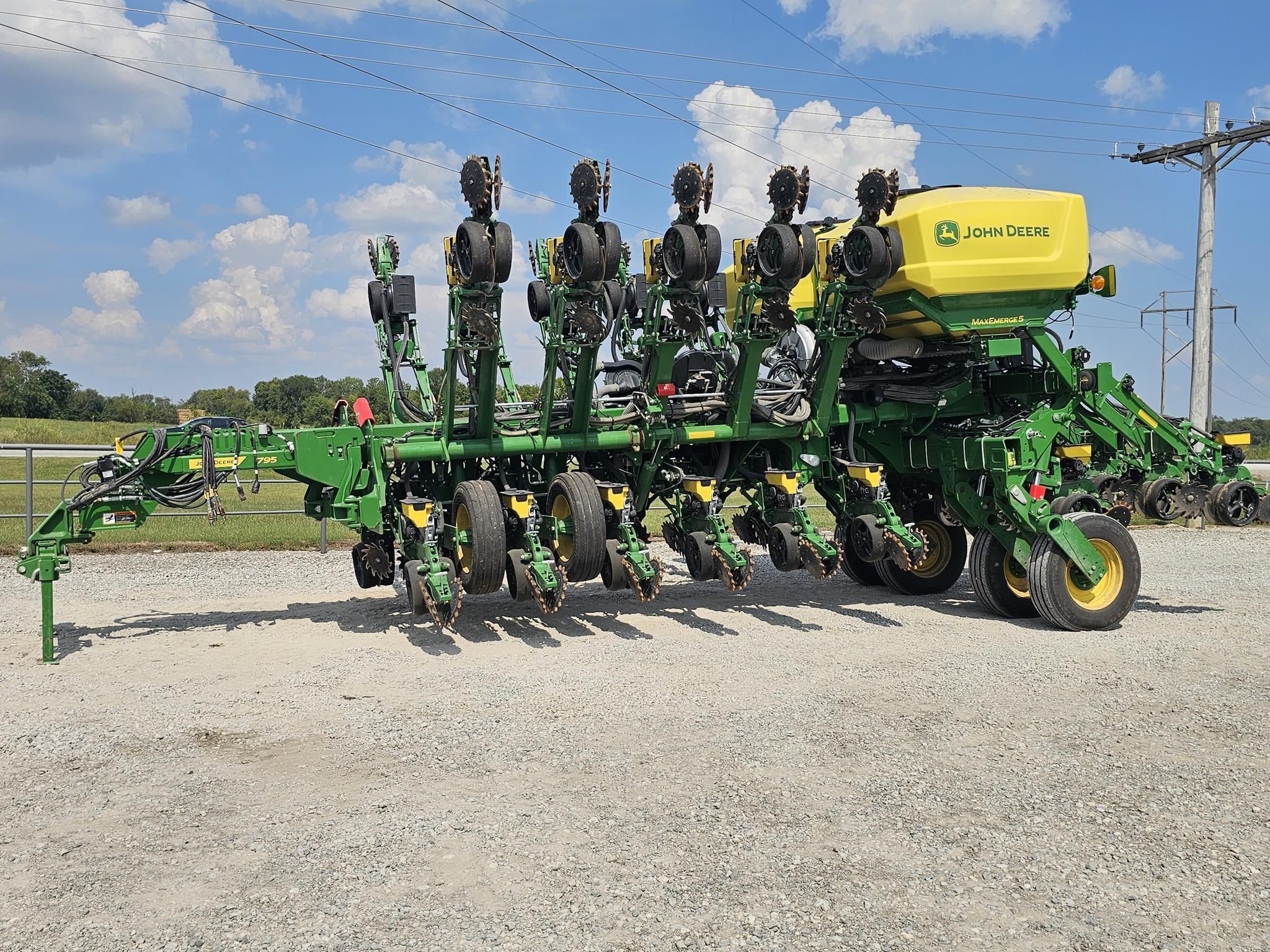 2022 John Deere 1795 Equipment Image0