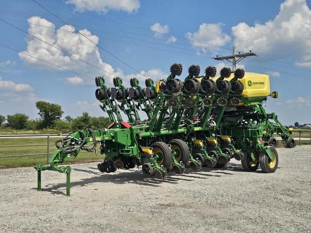 Image of John Deere 1795 equipment image 1