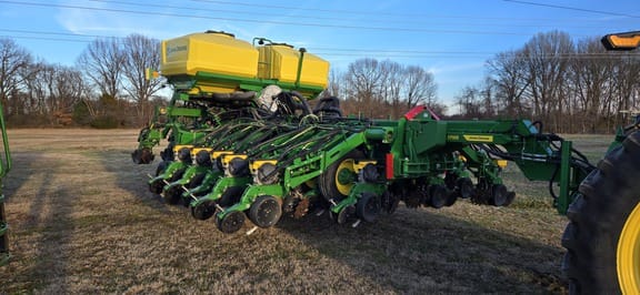 2022 John Deere 1795 Equipment Image0