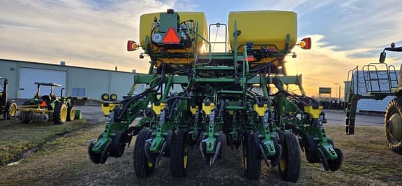 Image of John Deere 1795 equipment image 2