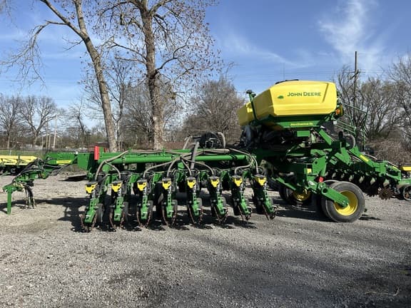 Image of John Deere 1795 equipment image 1