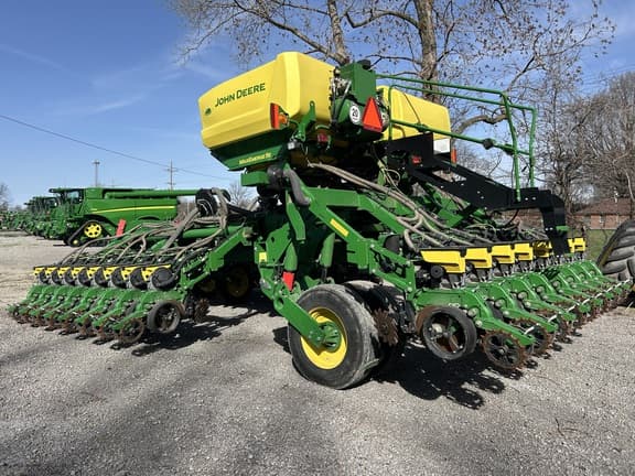 Image of John Deere 1795 equipment image 2