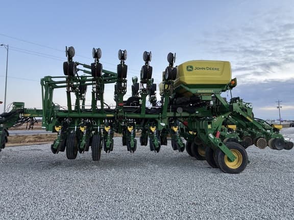 Image of John Deere 1795 equipment image 1