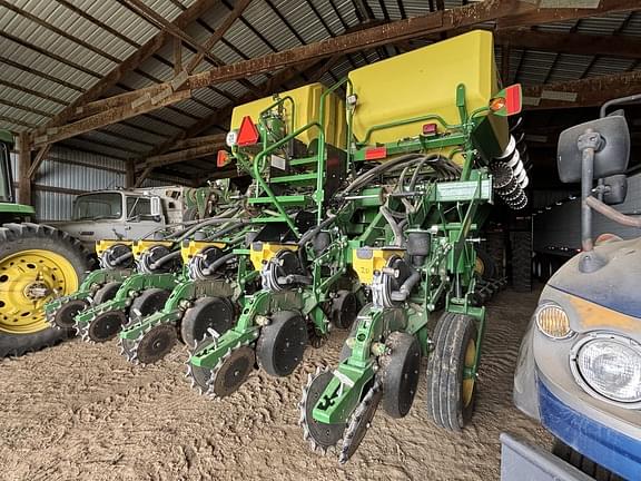 Image of John Deere 1795 equipment image 2