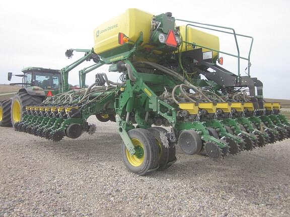 Image of John Deere 1795 equipment image 1
