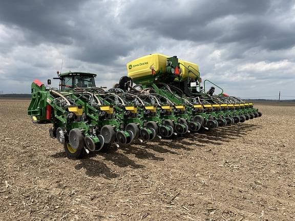 Image of John Deere 1795 equipment image 2