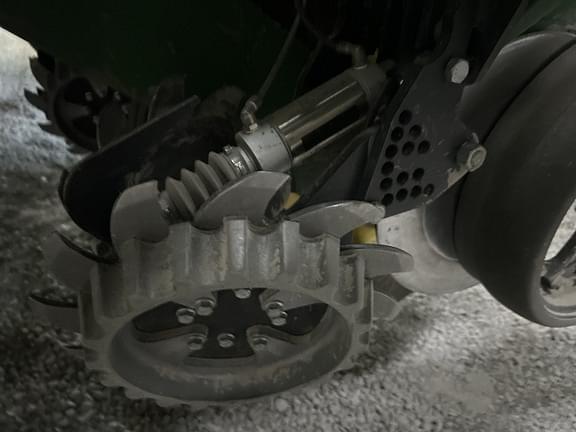 Image of John Deere 1795 equipment image 3