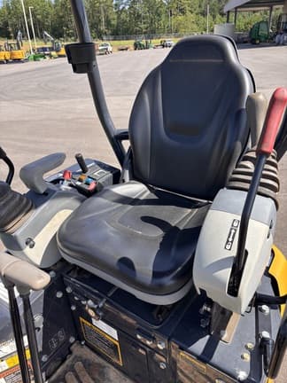 Image of John Deere 17G equipment image 4