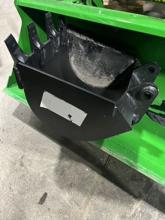 2022 John Deere Bucket Equipment Image0