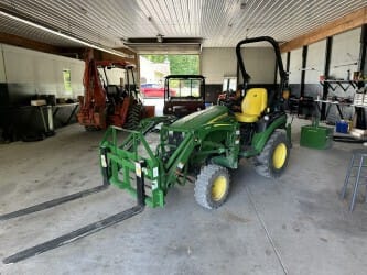 2022 John Deere 2025R Equipment Image0