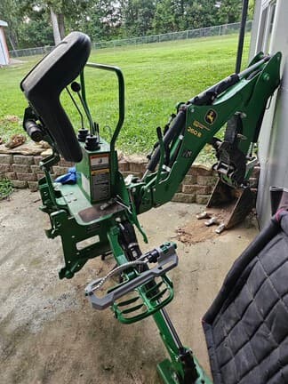 Image of John Deere 2025R equipment image 4