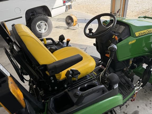 Image of John Deere 2025R equipment image 3