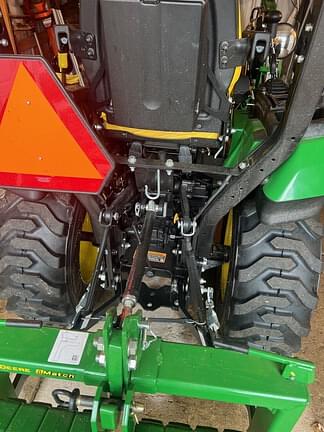 Image of John Deere 2025R equipment image 3