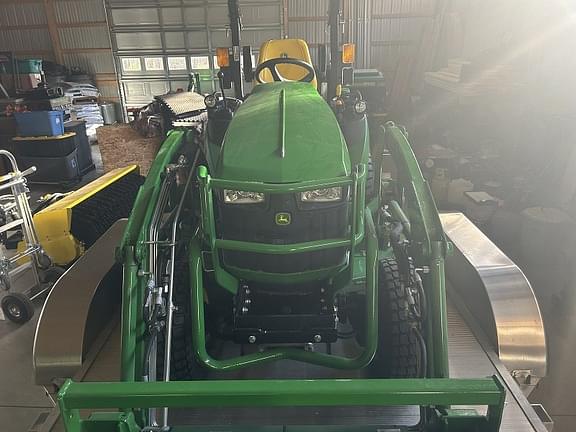 Image of John Deere 2025R equipment image 3