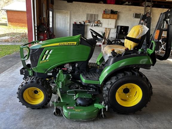 2022 John Deere 2025R Equipment Image0