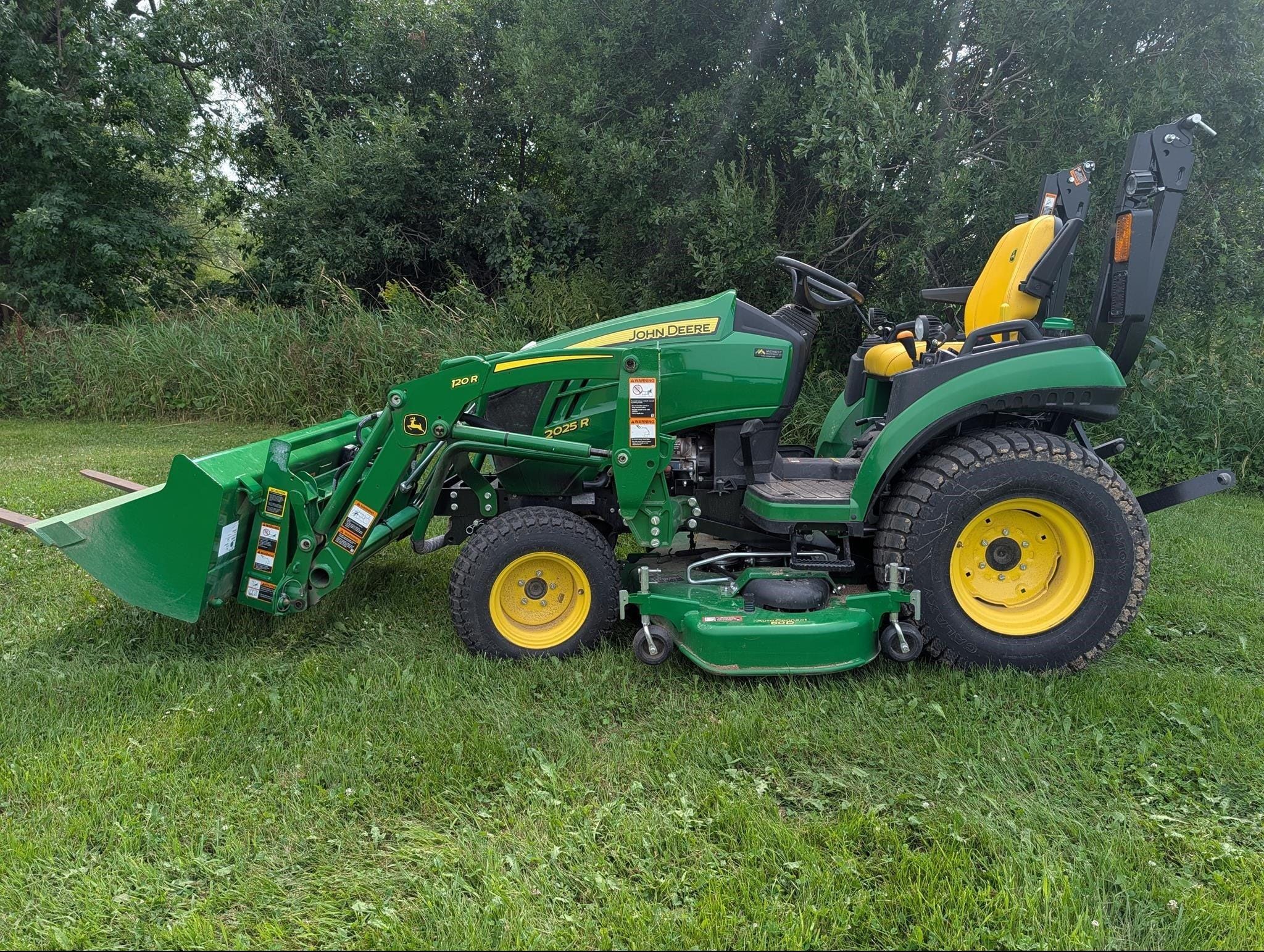 2022 John Deere 2025R Equipment Image0