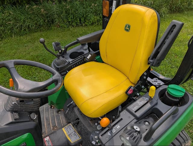 Image of John Deere 2025R equipment image 4