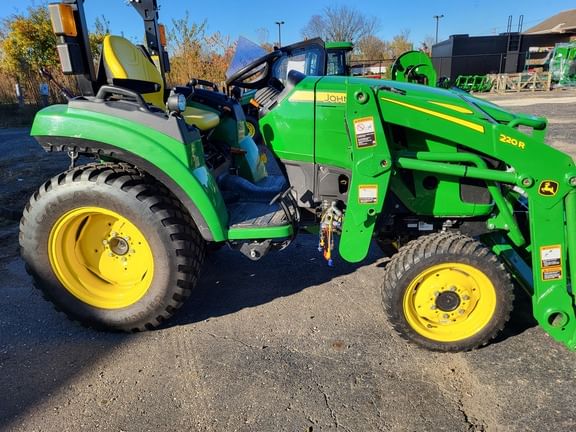 2022 John Deere 2032R Equipment Image0