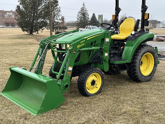 Image of John Deere 2032R equipment image 2