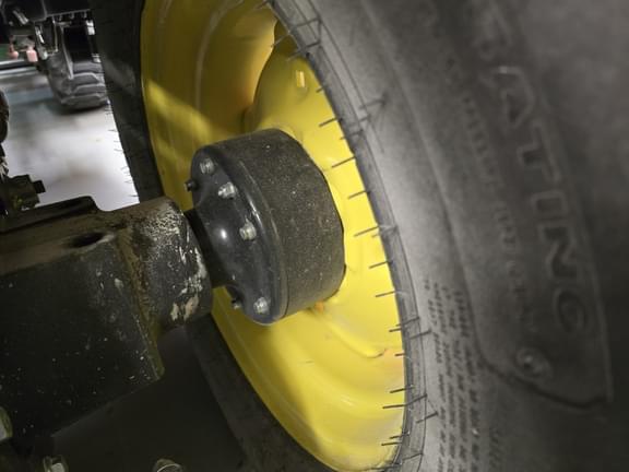 Image of John Deere 2032R equipment image 2
