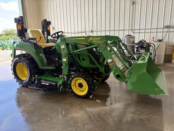 Image of John Deere 2032R equipment image 3