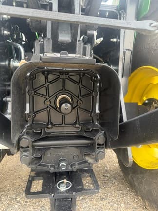 Image of John Deere 2032R equipment image 3