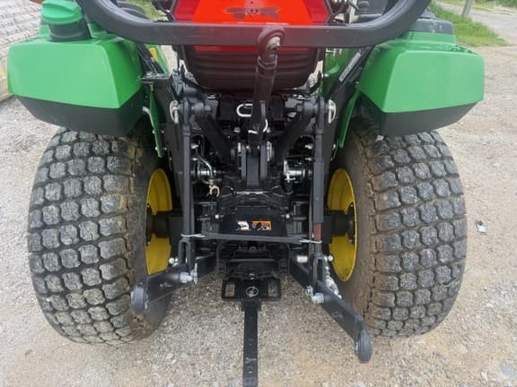 Image of John Deere 2032R equipment image 2