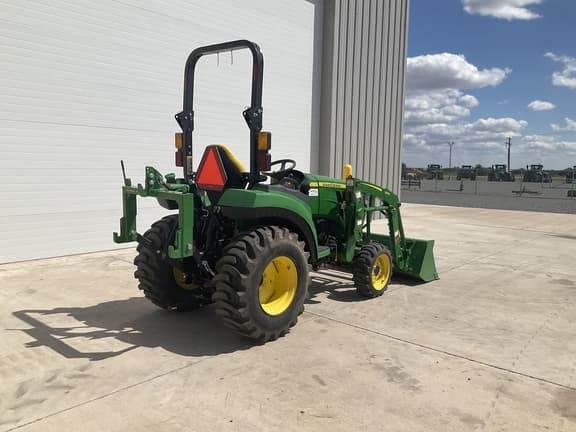 Image of John Deere 2032R equipment image 4