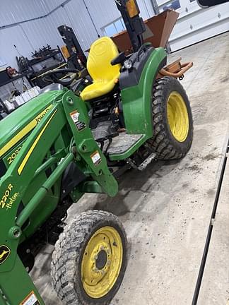 Image of John Deere 2032R equipment image 2