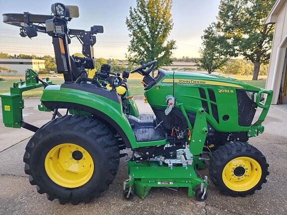 Image of John Deere 2032R equipment image 3