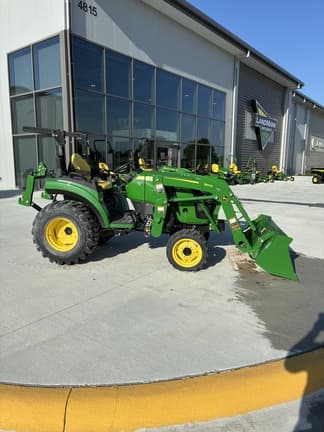 Image of John Deere 2032R equipment image 2