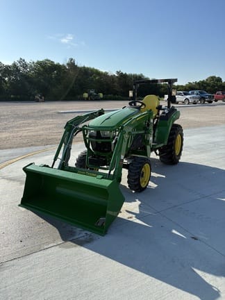 2022 John Deere 2032R Equipment Image0