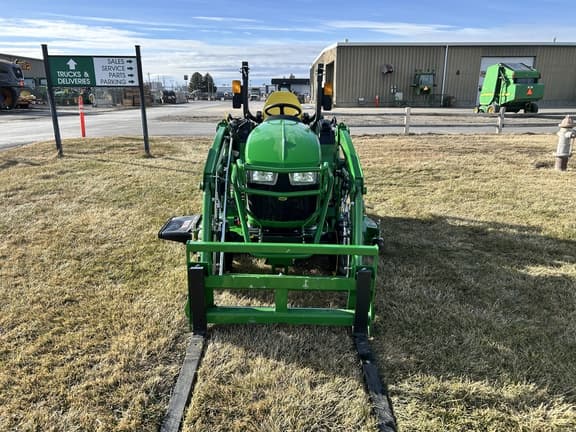 Image of John Deere 2032R equipment image 1