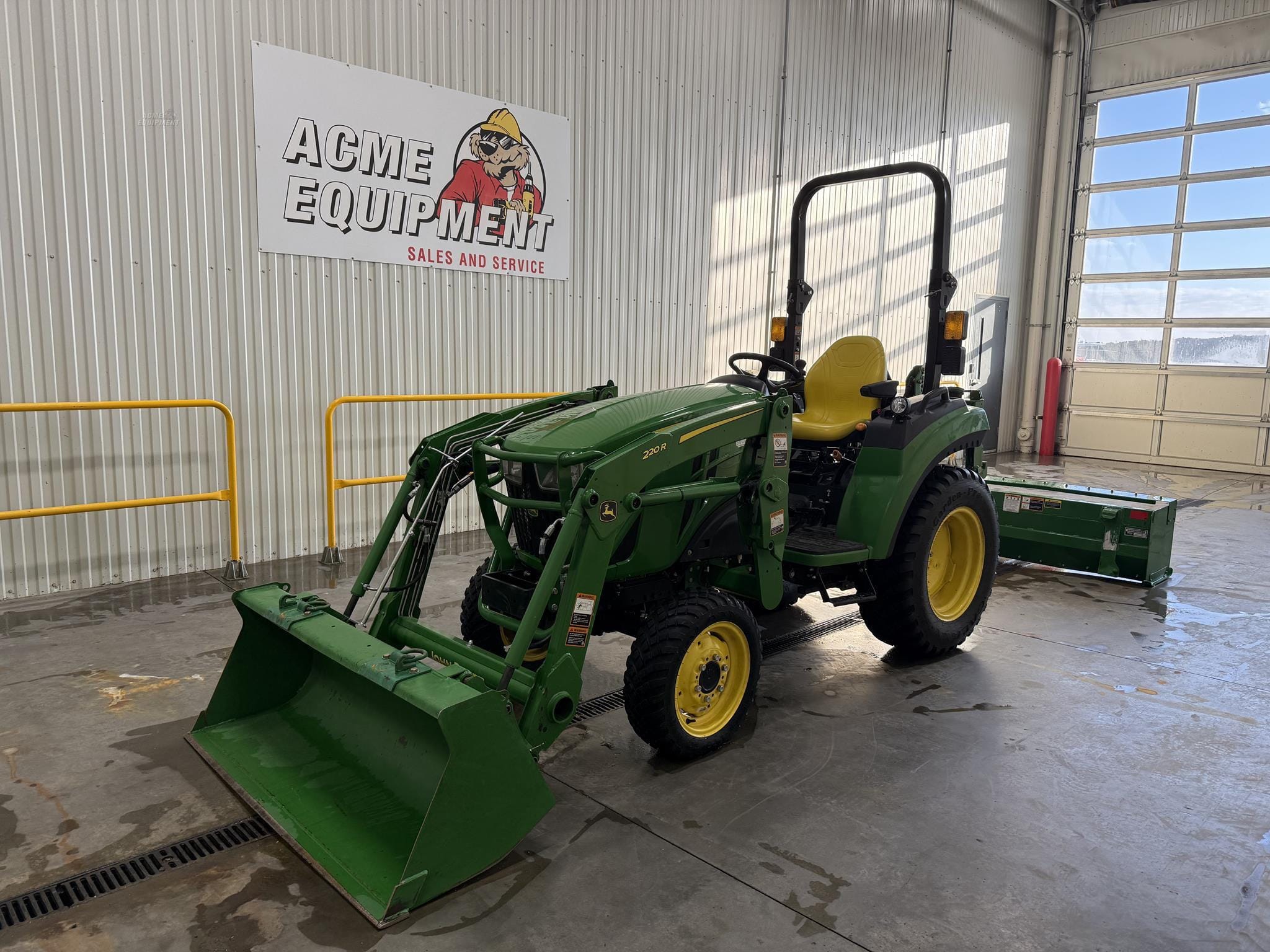 2022 John Deere 2032R Equipment Image0