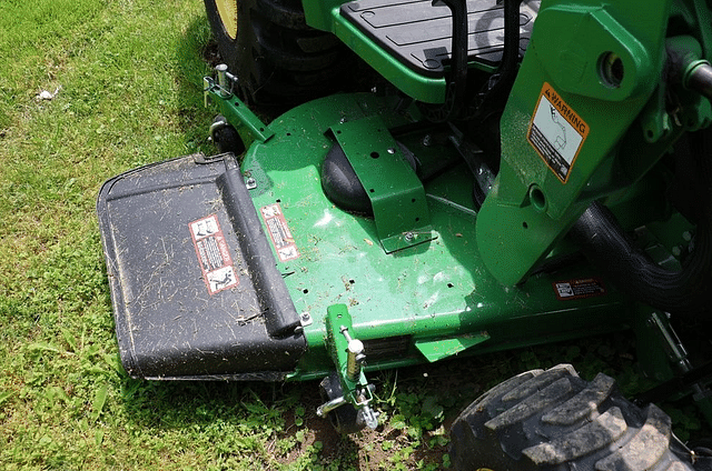 Image of John Deere 2032R equipment image 4