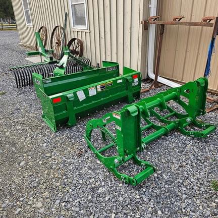 Image of John Deere 2032R equipment image 3