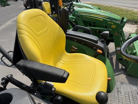 Image of John Deere 2038R equipment image 4