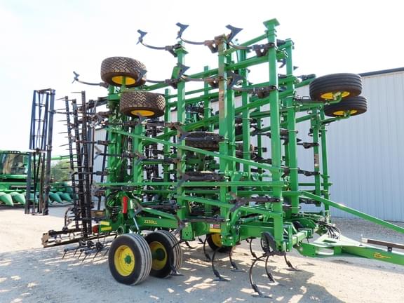 Image of John Deere 2210L equipment image 4