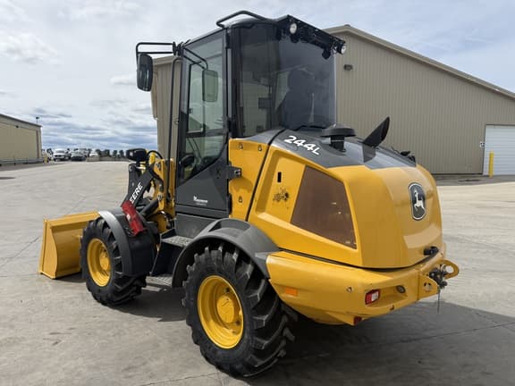 Image of John Deere 244L equipment image 4