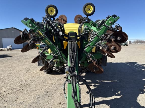 Image of John Deere 2530L equipment image 2