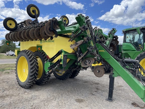 2022 John Deere 2530L Equipment Image0