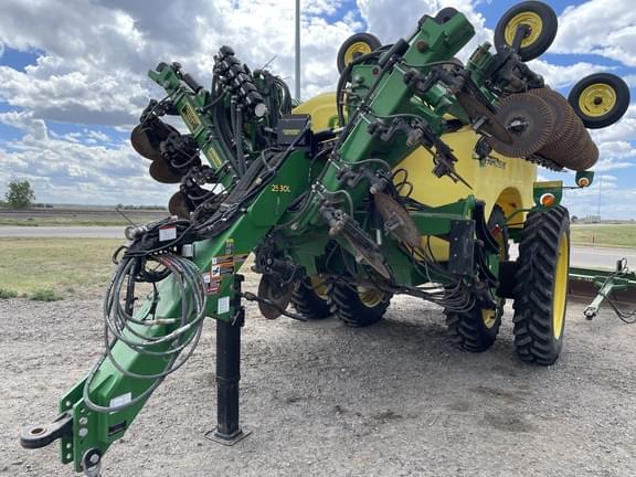 Image of John Deere 2530L equipment image 1