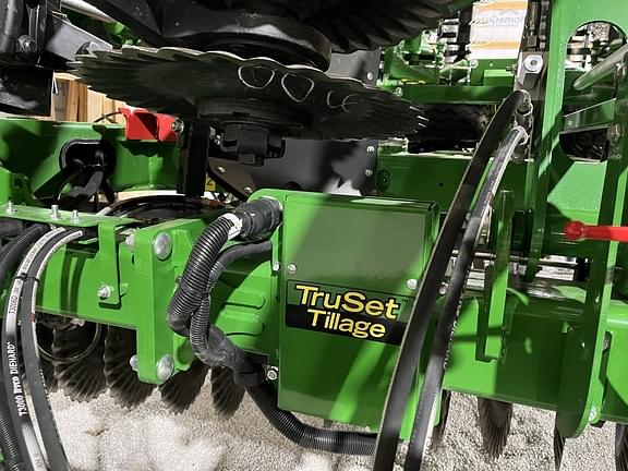 Image of John Deere 2660VT equipment image 3