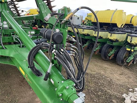 Image of John Deere 2660VT equipment image 3