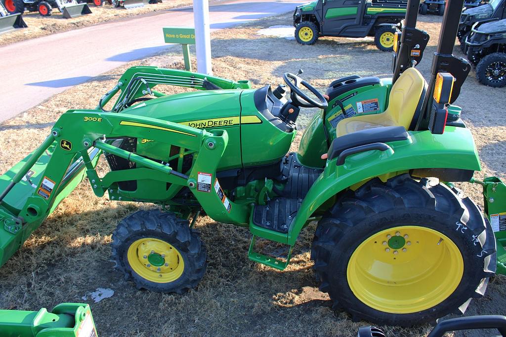 Image of John Deere 3035D Image 0