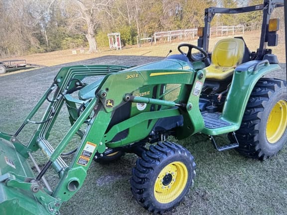 Image of John Deere 3025E equipment image 1