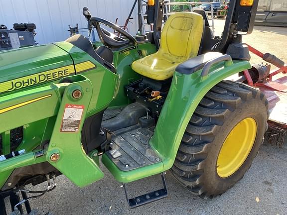 Image of John Deere 3025E equipment image 3