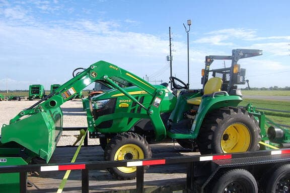 Image of John Deere 3025E equipment image 4