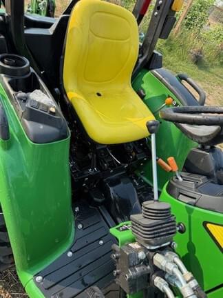 Image of John Deere 3025E equipment image 2