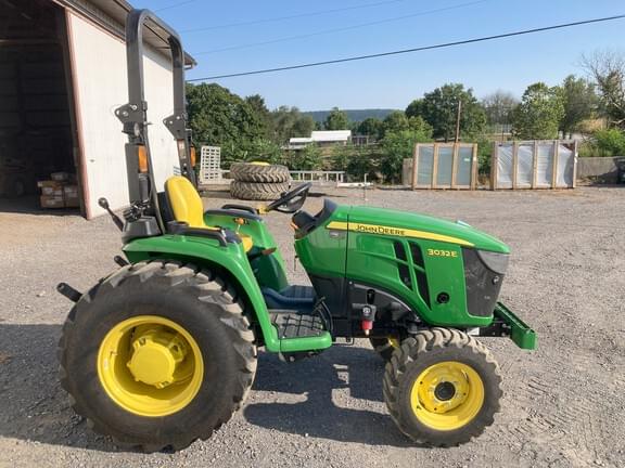 Image of John Deere 3032E equipment image 4